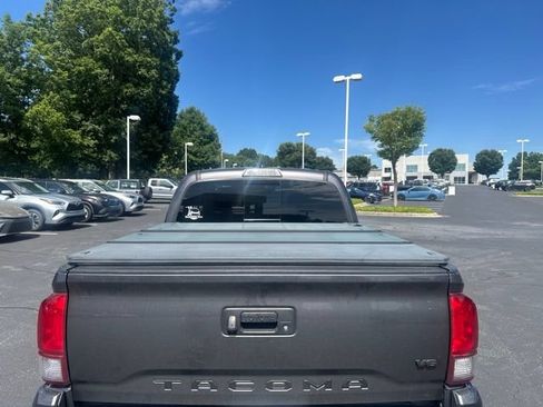 Used 2017 Toyota Tacoma SR AWD/4WD image 8