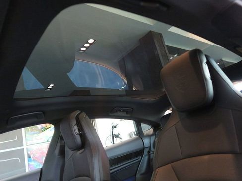 Used 2022 Porsche Taycan image 25