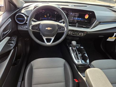 Used 2026 Chevrolet Trax LT w/ LT Convenience Package FWD image 12
