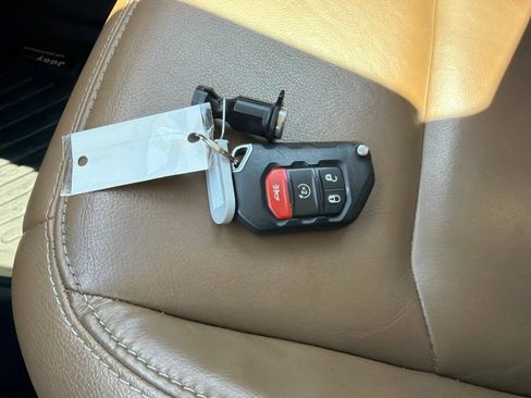 Used 2021 Jeep Wrangler Unlimited Sahara w/ Cold Weather Group AWD/4WD image 32