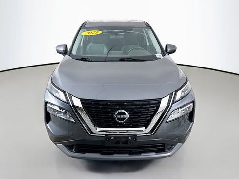 Used 2023 Nissan Rogue SV image 2