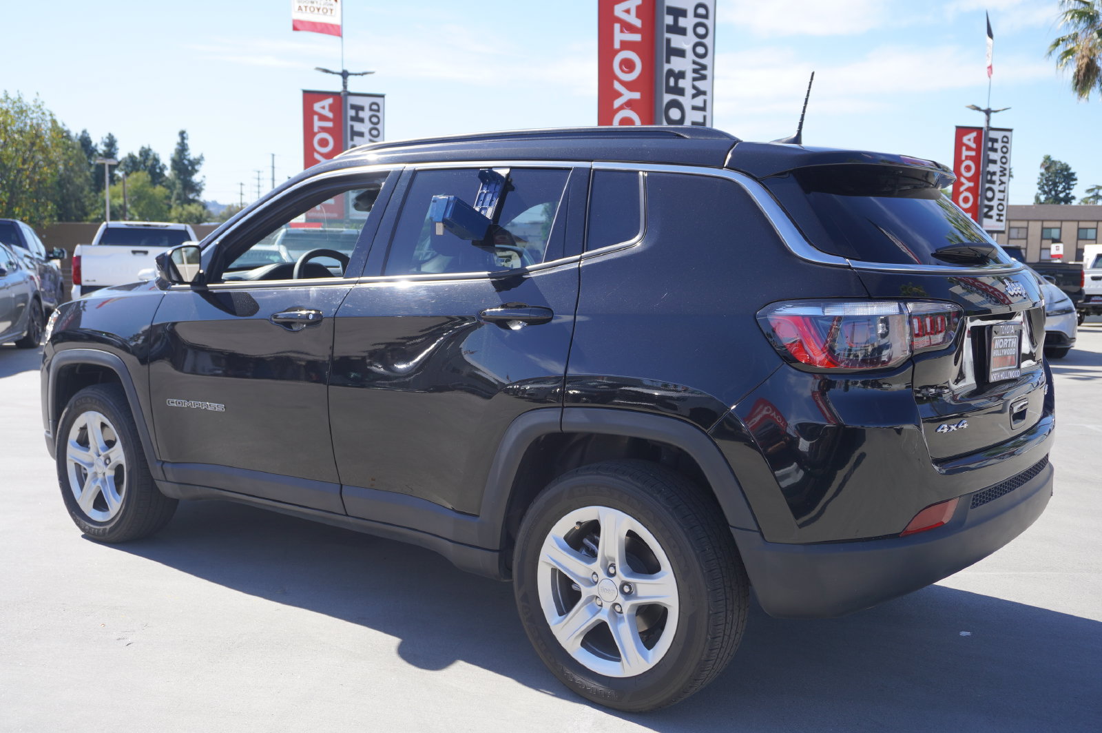 Used 2023 Jeep Compass Latitude AWD/4WD image 4