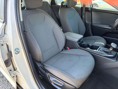 Used 2025 Kia K4 FWD image 38