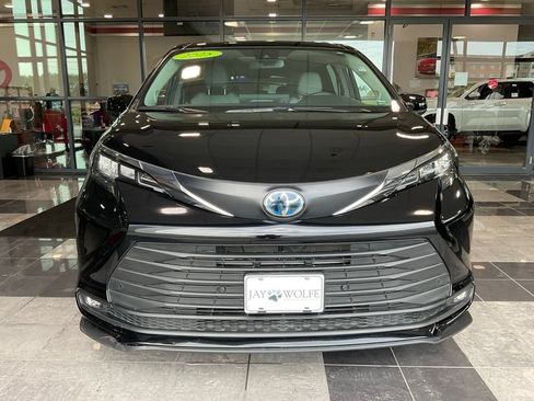 Certified 2025 Toyota Sienna XLE w/ XLE Plus Package AWD/4WD image 2