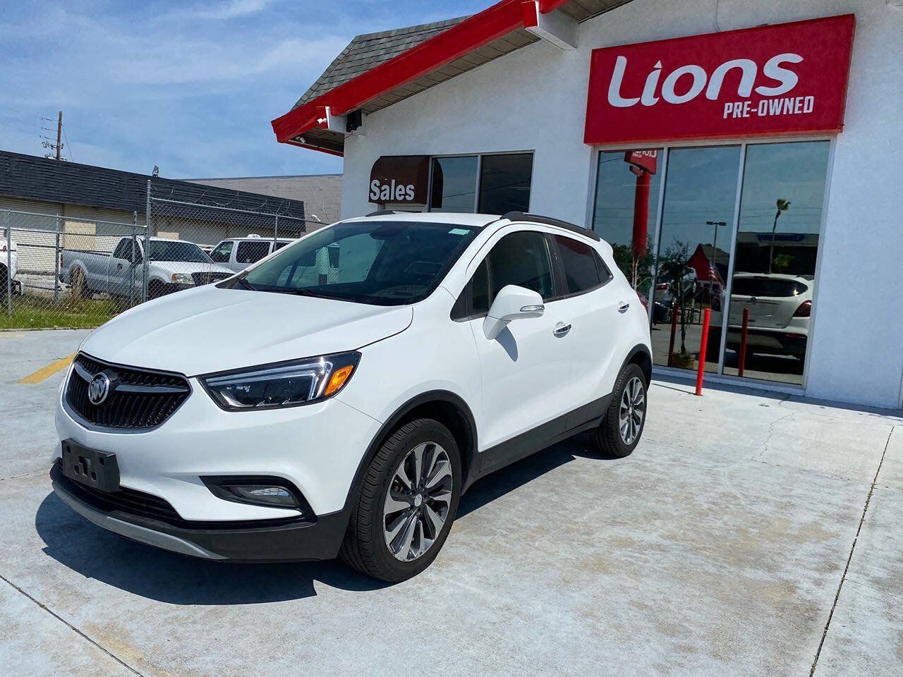 Used 2020 Buick Encore Essence AWD/4WD image 2