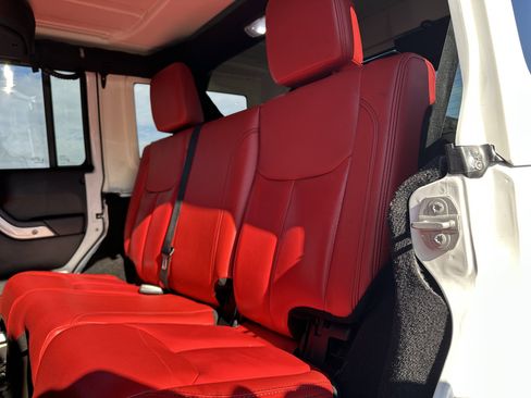 Used 2015 Jeep Wrangler Unlimited Rubicon image 28