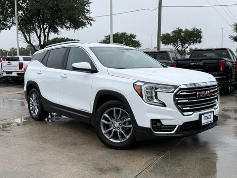 Used 2024 GMC Terrain SLT image 2