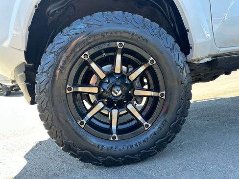 Used 2017 Toyota Tacoma Limited w/ Tow Package image 12