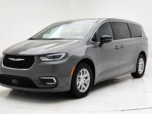 Used 2025 Chrysler Pacifica Select FWD image 2