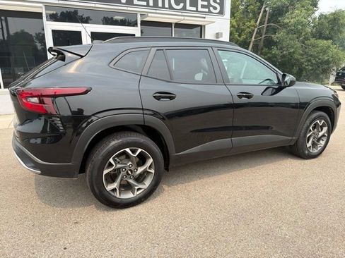 Used 2025 Chevrolet Trax LT w/ Sunroof Package FWD image 3