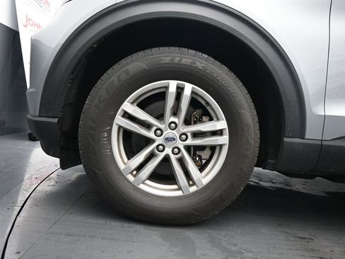 Used 2022 Ford Explorer XLT image 12