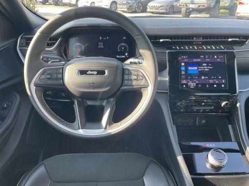 Used 2025 Jeep Grand Cherokee Altitude AWD/4WD image 14