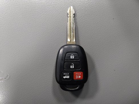 Used 2015 Toyota Camry LE image 32