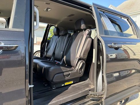 Used 2024 Kia Carnival EX FWD image 15