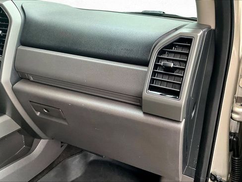 Used 2018 Ford Expedition XLT image 26