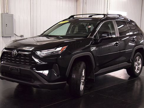 Used 2022 Toyota RAV4 XLE AWD/4WD image 3
