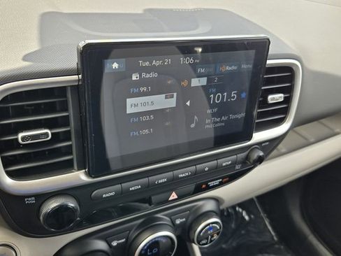 Used 2025 Hyundai Venue SEL image 18