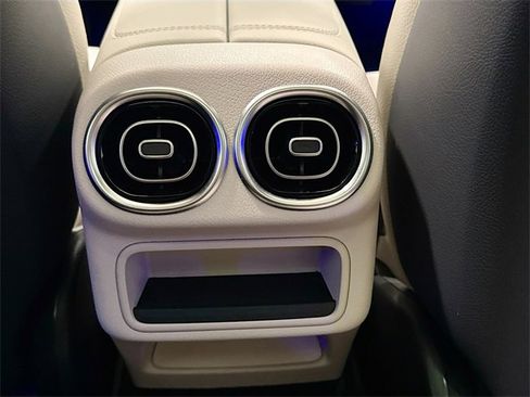 Used 2025 Mercedes-Benz GLC 300 4MATIC image 26