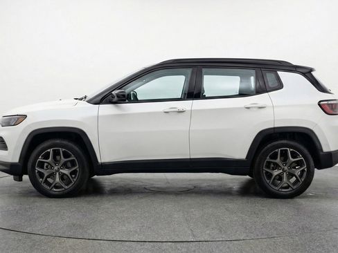 Used 2025 Jeep Compass Limited image 5