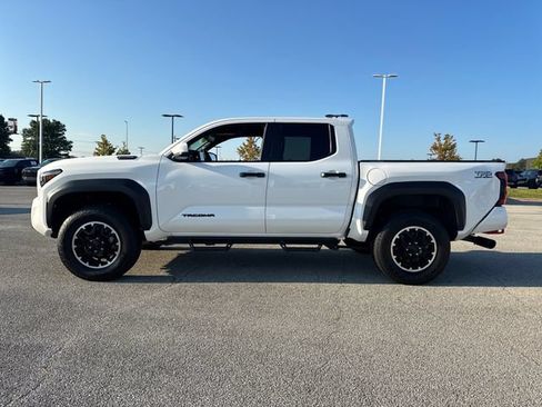 Used 2025 Toyota Tacoma TRD Off-Road AWD/4WD image 3