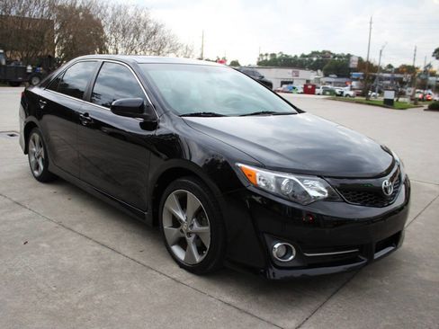 Used 2012 Toyota Camry SE image 2