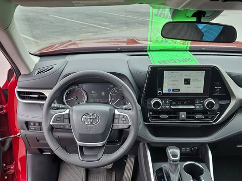 Used 2024 Toyota Highlander LE FWD image 19