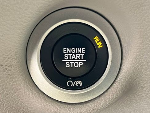 Used 2017 Chrysler Pacifica Touring image 8