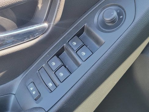 Used 2020 Chevrolet Trax LT w/ LT Convenience Package FWD image 30