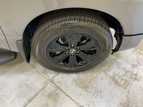 Used 2024 Nissan Titan SV w/ SV Convenience Package image 14