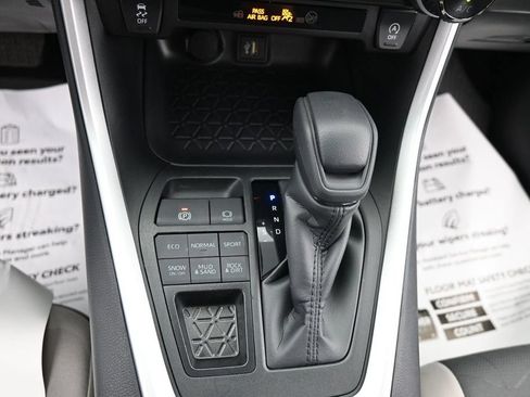 Used 2025 Toyota RAV4 XLE AWD/4WD image 22