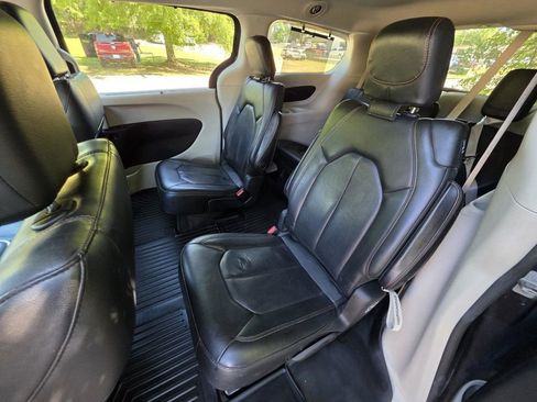Used 2020 Chrysler Pacifica Touring-L FWD image 8