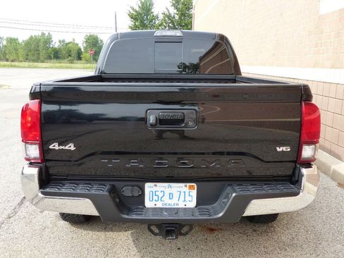 Used 2022 Toyota Tacoma SR5 AWD/4WD image 9
