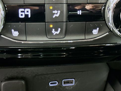 Used 2025 Chevrolet Trax LT w/ LT Convenience Package image 20