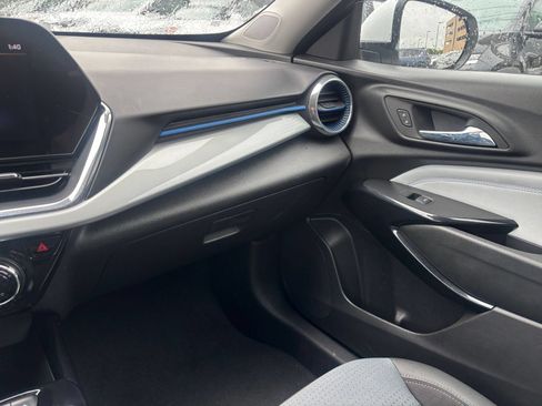 Used 2025 Chevrolet Trax LT FWD image 34