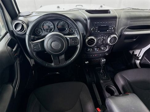 Used 2016 Jeep Wrangler Unlimited Sahara image 3