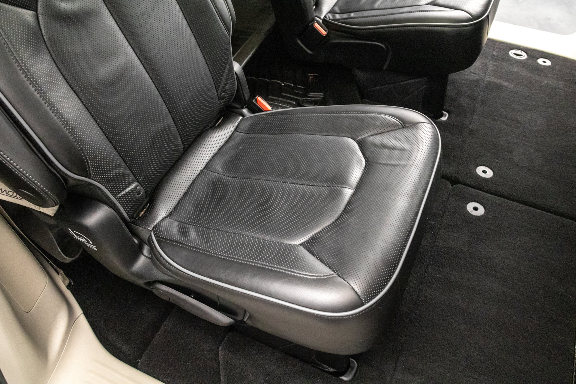 Used 2018 Chrysler Pacifica Limited w/ Tire & Wheel Group FWD image 35
