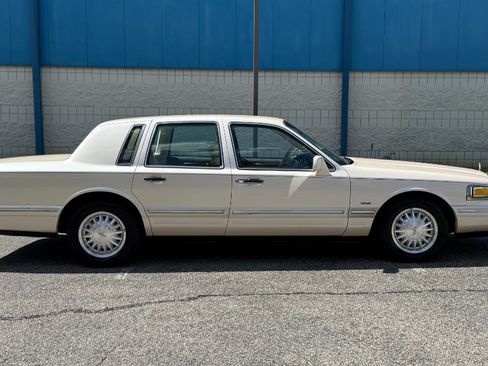 Used 1996 Lincoln Town Car Cartier image 8
