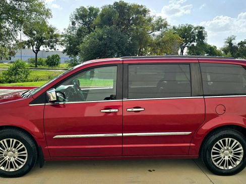 Used 2014 Chrysler Town & Country Touring-L w/ Driver Convenience Group FWD image 9
