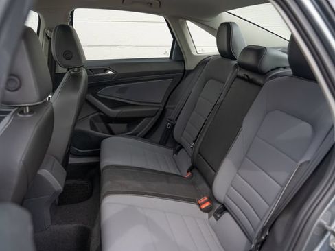 Used 2025 Volkswagen Jetta SE w/ Sunroof Package FWD image 17