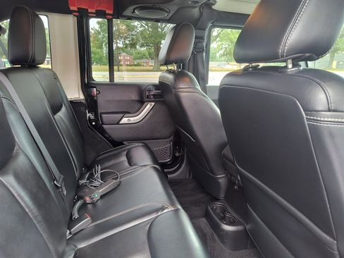 Used 2014 Jeep Wrangler Unlimited Rubicon image 34