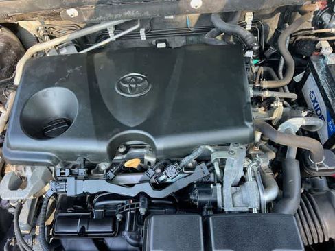 Used 2019 Toyota RAV4 XLE w/ Convenience Package FWD image 10