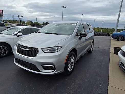 New 2026 Chrysler Pacifica Select image 3