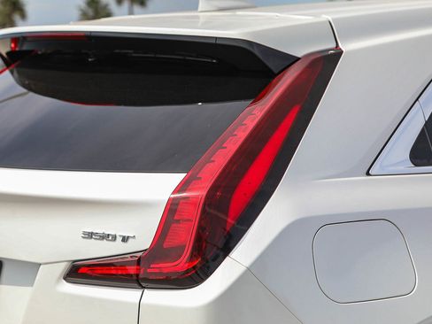 Used 2023 Cadillac XT4 Luxury w/ Cold Weather Package FWD image 9