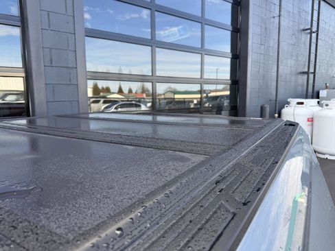 Used 2024 GMC Canyon Denali image 17