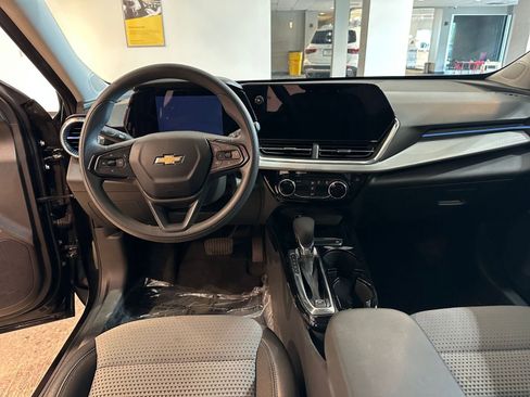 Used 2025 Chevrolet Trax LT FWD image 33