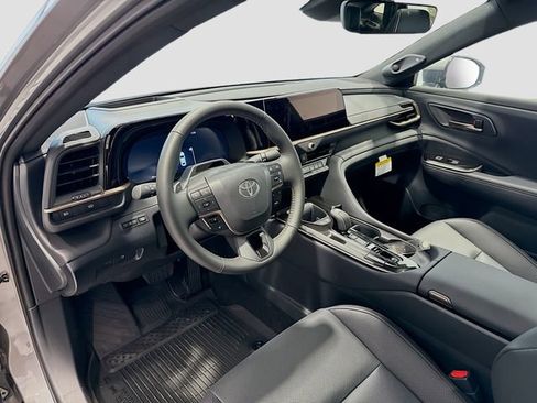 New 2025 Toyota Crown Platinum image 8