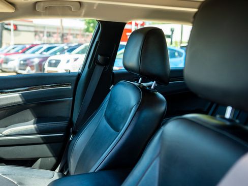 Used 2017 Chrysler 300 C RWD image 32