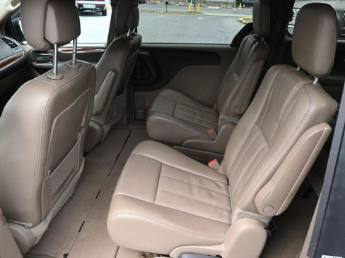 Used 2014 Chrysler Town & Country Touring FWD image 22