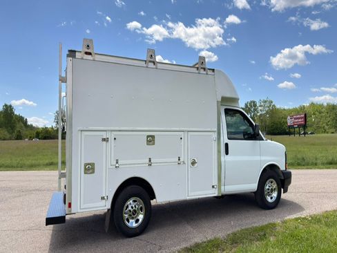 Used 2017 GMC Savana 3500 RWD image 5