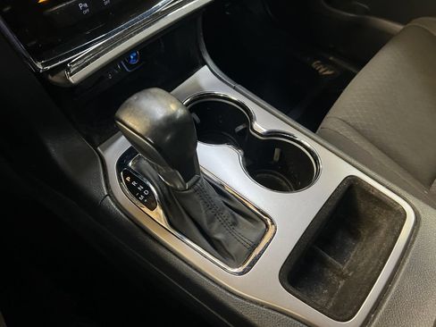 Used 2019 Jeep Grand Cherokee Laredo w/ 18" Wheel & 8.4" Radio Group RWD image 27